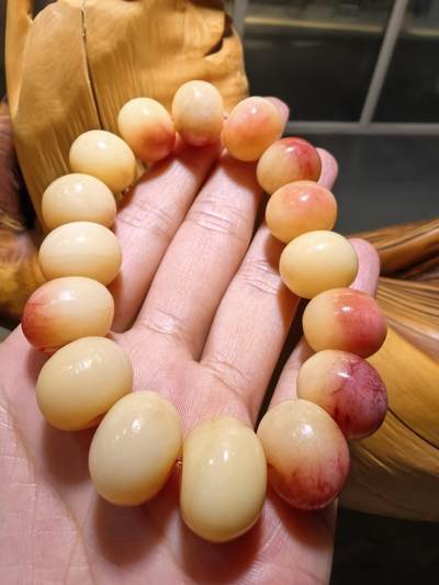 揉骨如玉，樱桃红佛珠手串男款，尺寸：1.6cm*1.3cm