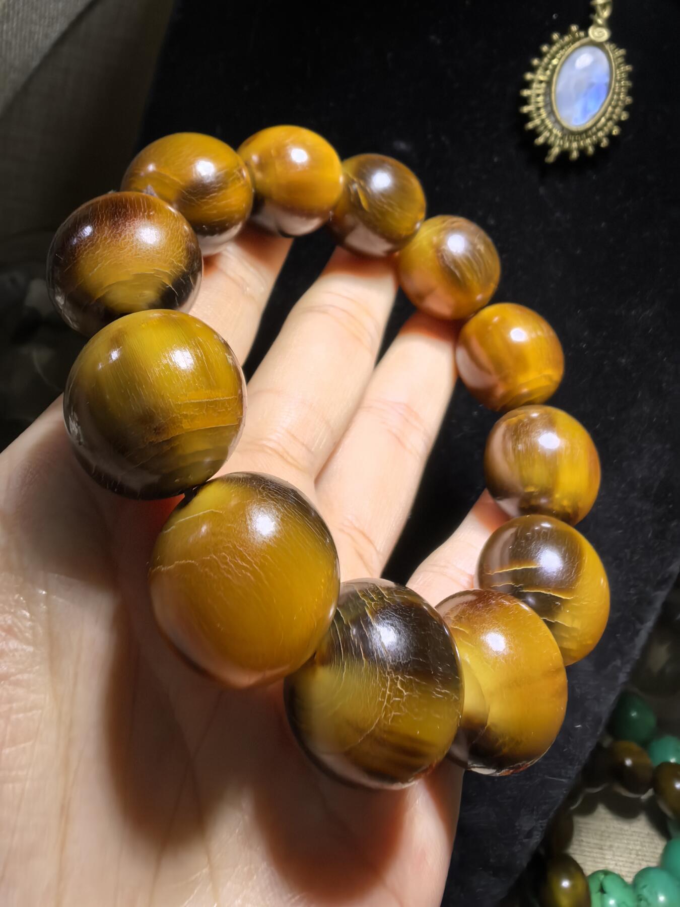 黄金甲佛珠手串男款，手感温润。尺寸：1.9cm*2.0cm