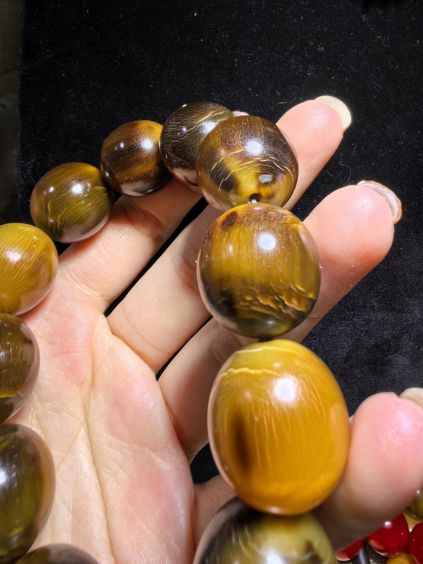 黄金甲佛珠手串男款，手感温润。尺寸：1.9cm*2.0cm