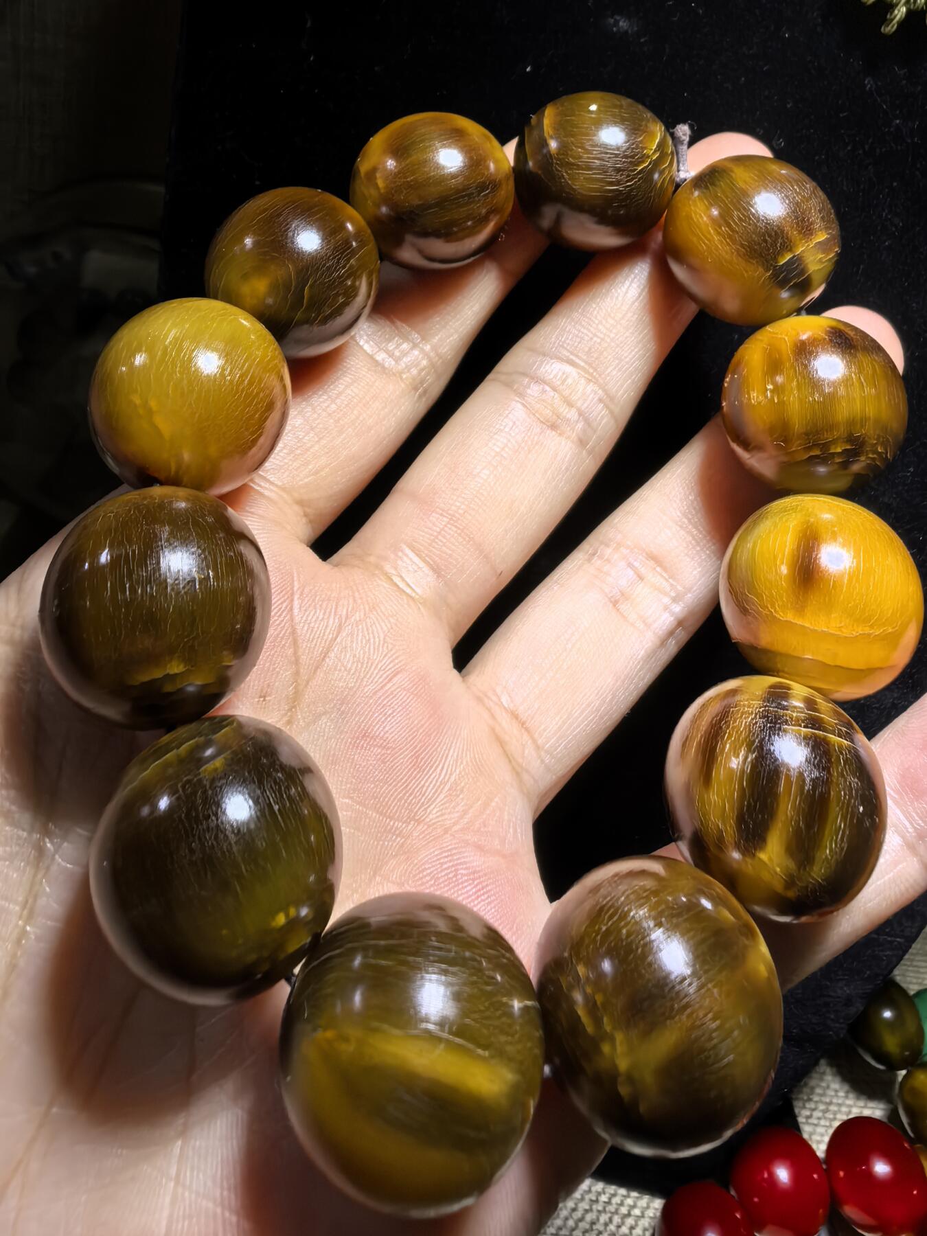 黄金甲佛珠手串男款，手感温润。尺寸：1.9cm*2.0cm