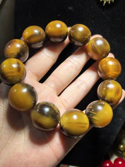 黄金甲佛珠手串男款，手感温润。尺寸：1.9cm*2.0cm