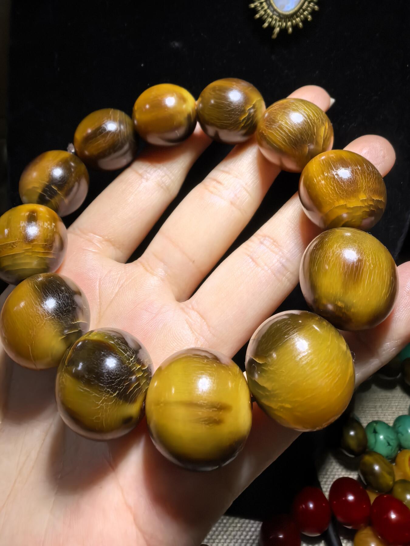 黄金甲佛珠手串男款，手感温润。尺寸：1.9cm*2.0cm