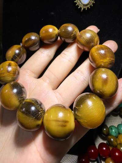 黄金甲佛珠手串男款，手感温润。尺寸：1.9cm*2.0cm