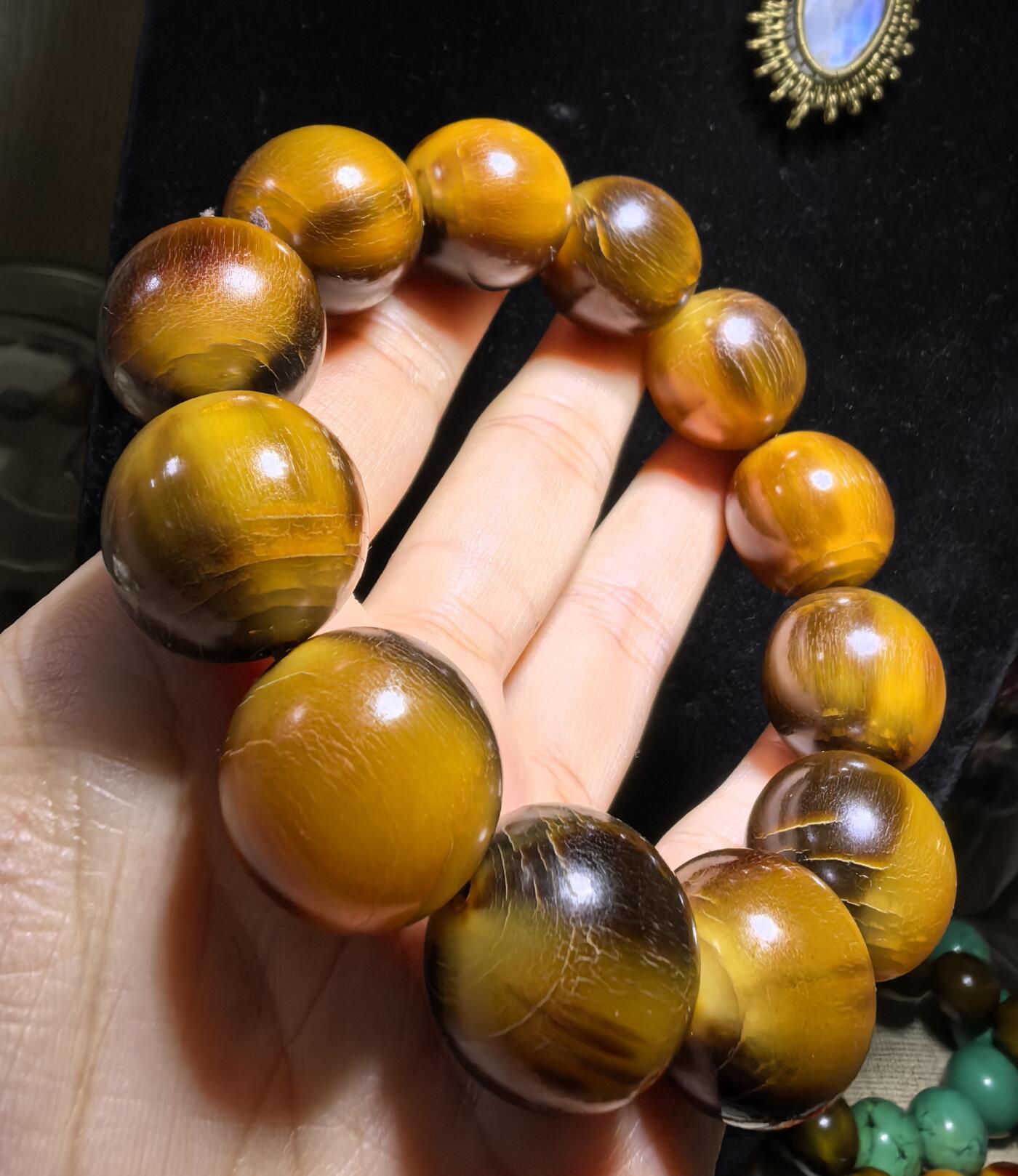 黄金甲佛珠手串男款，手感温润。尺寸：1.9cm*2.0cm