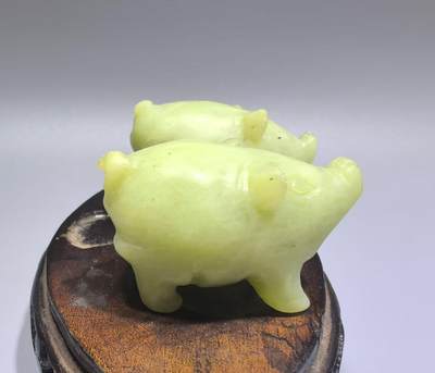 创汇时期新疆和田黄玉福猪手把件一对，纯手工雕刻，可见手工雕刻痕迹。包浆浑厚。未打孔尺寸:长4.5cm*高3.1cm宽2.6cm克重:83.3g