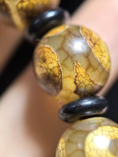 老三眼天珠手串搭配九眼天珠顶珠，手串佛珠男女款，已玉化包浆。手串尺寸：1.2cm顶珠尺寸：3.5cm*1.2cm