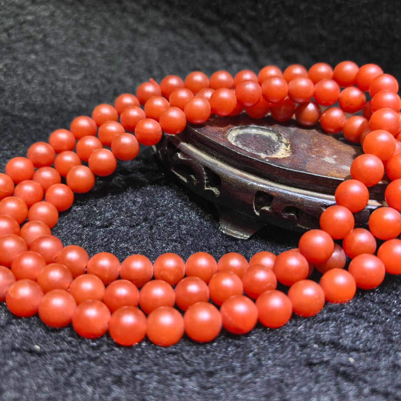 纯天然宝山磨砂面柿子红南红佛珠手串项链男女款，红红火火，中国红，个别珠体内部微天然石纹，属于宝山南红特性介意勿扰。手捻即出油。尺寸：0.8cm克重：97g
