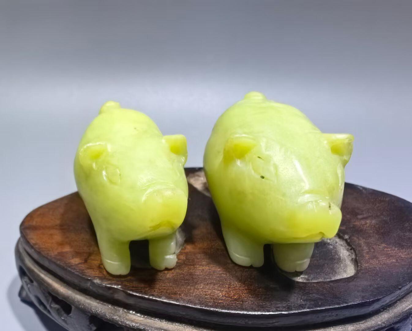 创汇时期新疆和田黄玉福猪手把件一对，纯手工雕刻，可见手工雕刻痕迹。包浆浑厚。未打孔尺寸:长4.5cm*高3.1cm宽2.6cm克重:83.3g