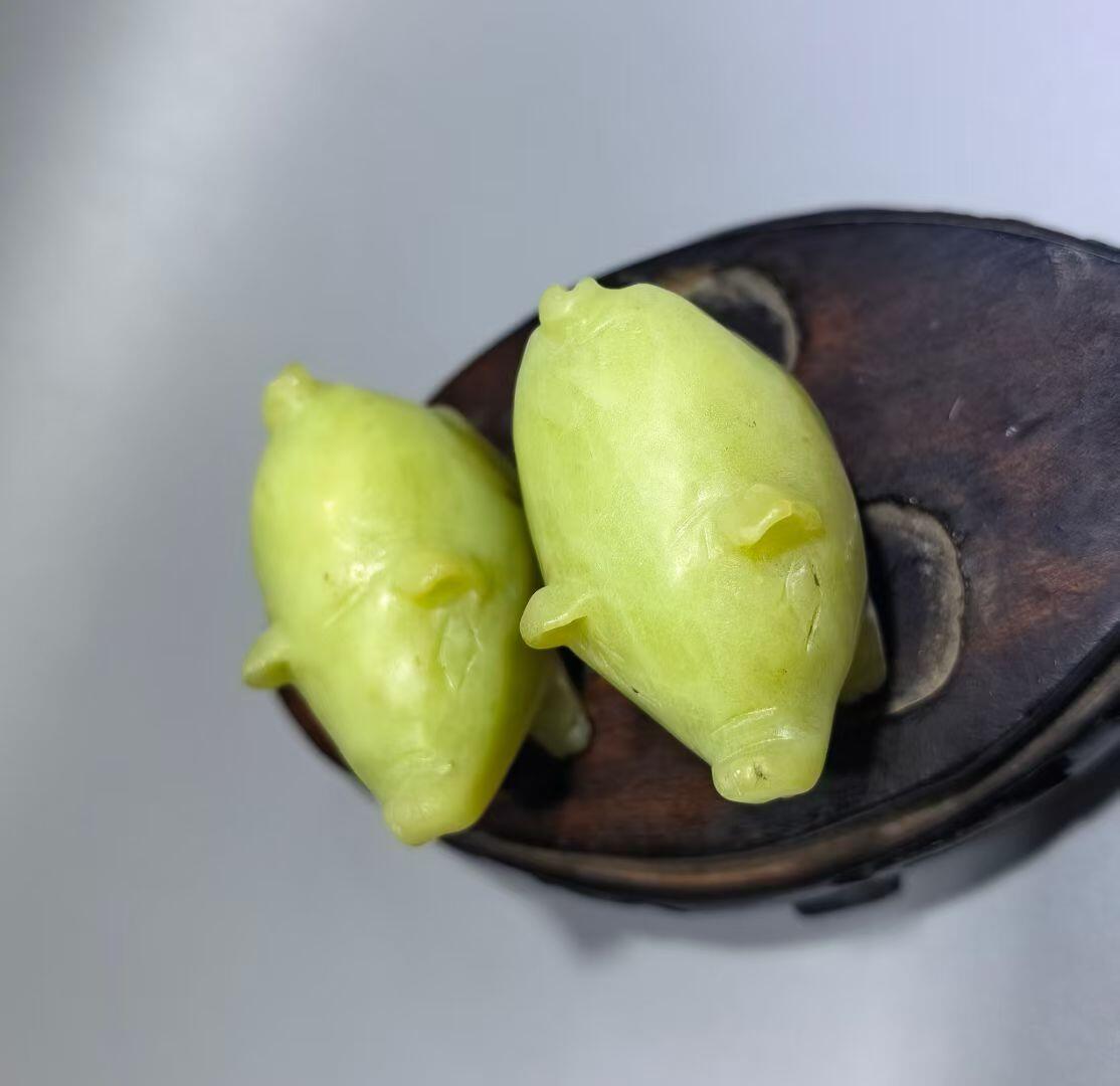 创汇时期新疆和田黄玉福猪手把件一对，纯手工雕刻，可见手工雕刻痕迹。包浆浑厚。未打孔尺寸:长4.5cm*高3.1cm宽2.6cm克重:83.3g
