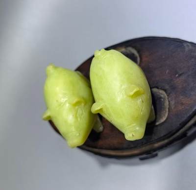 创汇时期新疆和田黄玉福猪手把件一对，纯手工雕刻，可见手工雕刻痕迹。包浆浑厚。未打孔尺寸:长4.5cm*高3.1cm宽2.6cm克重:83.3g