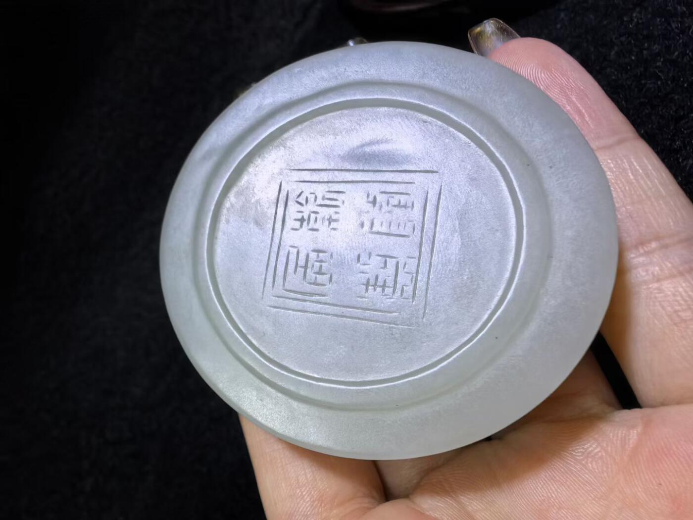 新疆和田白玉麒麟印泥盒摆件伴手礼男女款，玉质细腻结构致密，手感温润油糯十足。尺寸：5.5cm*2.2cm克重：69.6g