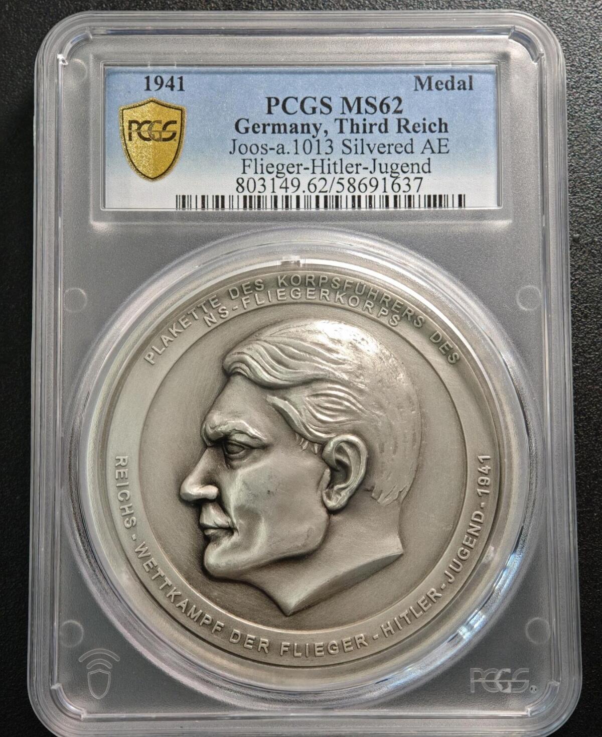 怎么感觉这哥们坏坏的，在笑