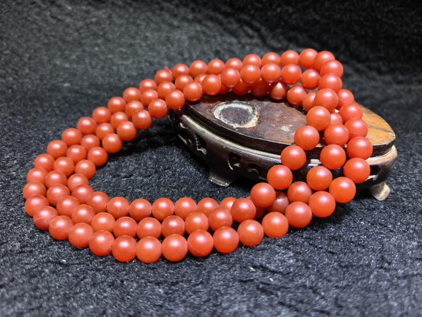 纯天然宝山磨砂面柿子红南红佛珠手串项链男女款，红红火火，中国红，个别珠体内部微天然石纹，属于宝山南红特性介意勿扰。手捻即出油。尺寸：0.8cm克重：97g