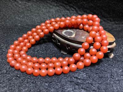 纯天然宝山磨砂面柿子红南红佛珠手串项链男女款，红红火火，中国红，个别珠体内部微天然石纹，属于宝山南红特性介意勿扰。手捻即出油。尺寸：0.8cm克重：97g