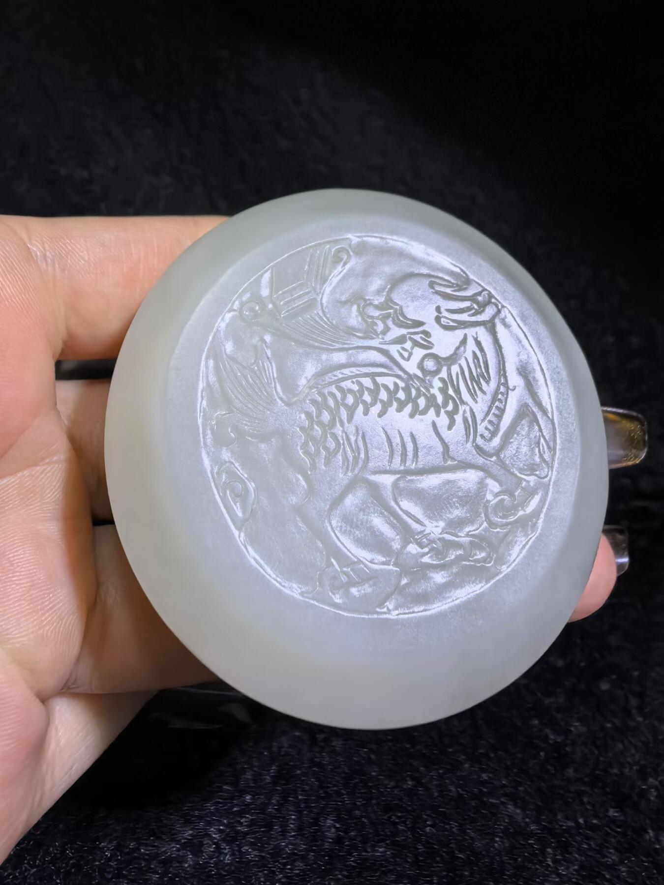 新疆和田白玉麒麟印泥盒摆件伴手礼男女款，玉质细腻结构致密，手感温润油糯十足。尺寸：5.5cm*2.2cm克重：69.6g