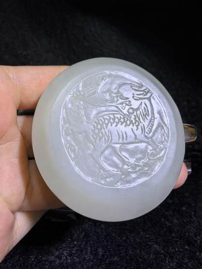 新疆和田白玉麒麟印泥盒摆件伴手礼男女款，玉质细腻结构致密，手感温润油糯十足。尺寸：5.5cm*2.2cm克重：69.6g