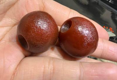 旧藏老玛瑙糖球一对，包浆浑厚，可见风化纹等，尺寸约为:2.5*2.4cm