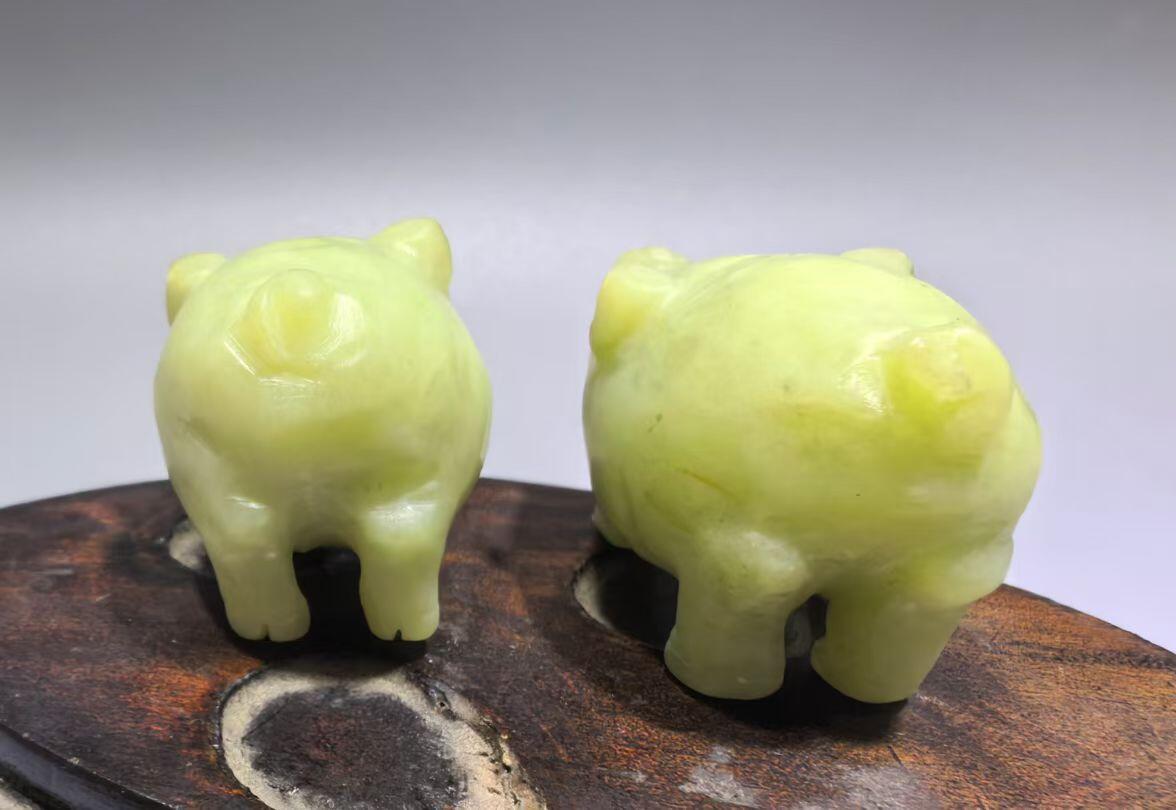 创汇时期新疆和田黄玉福猪手把件一对，纯手工雕刻，可见手工雕刻痕迹。包浆浑厚。未打孔尺寸:长4.5cm*高3.1cm宽2.6cm克重:83.3g