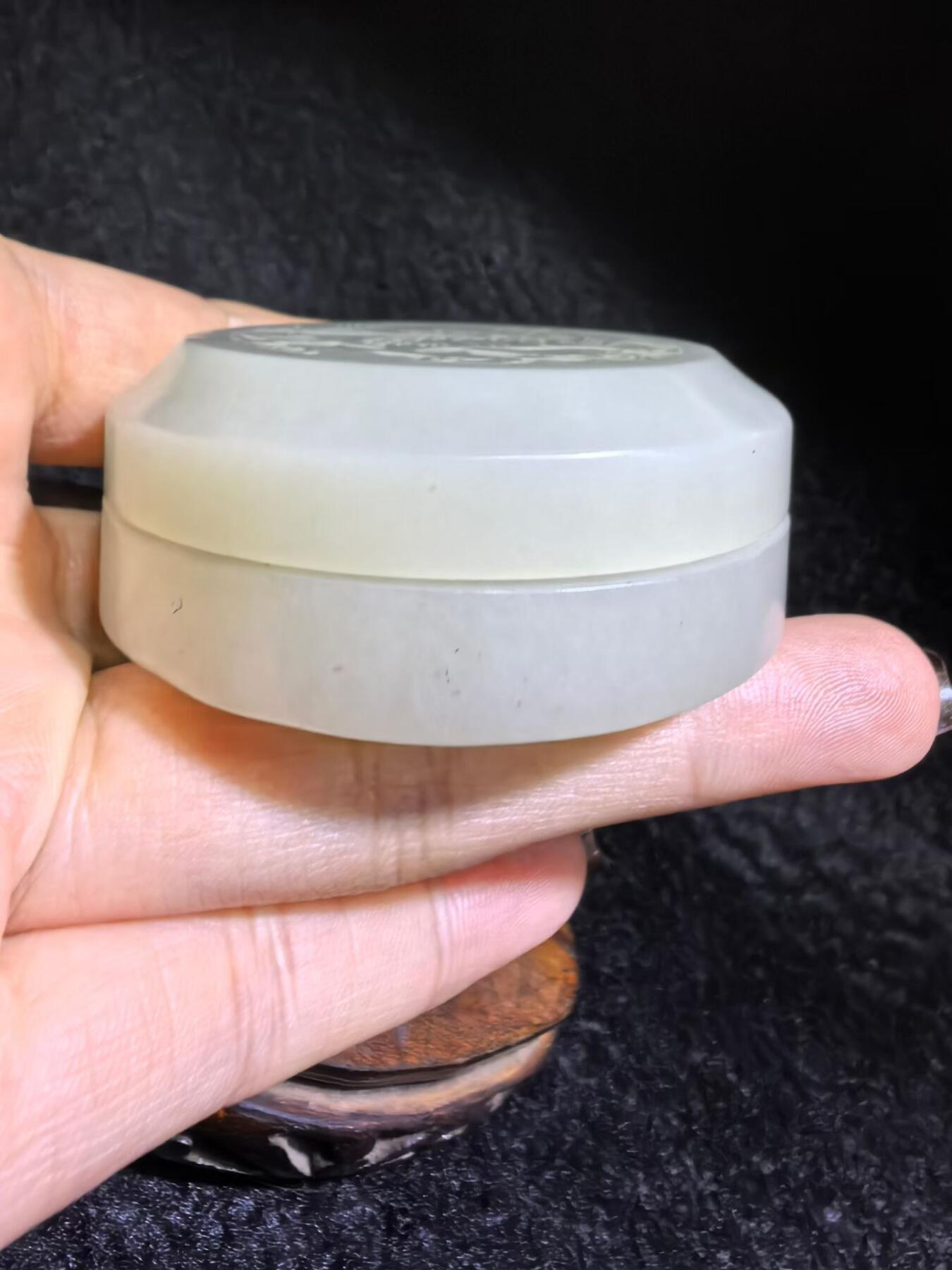 新疆和田白玉麒麟印泥盒摆件伴手礼男女款，玉质细腻结构致密，手感温润油糯十足。尺寸：5.5cm*2.2cm克重：69.6g