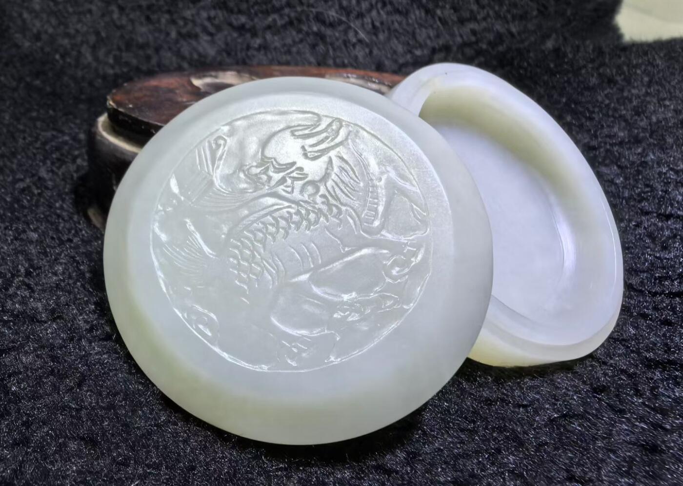 新疆和田白玉麒麟印泥盒摆件伴手礼男女款，玉质细腻结构致密，手感温润油糯十足。尺寸：5.5cm*2.2cm克重：69.6g