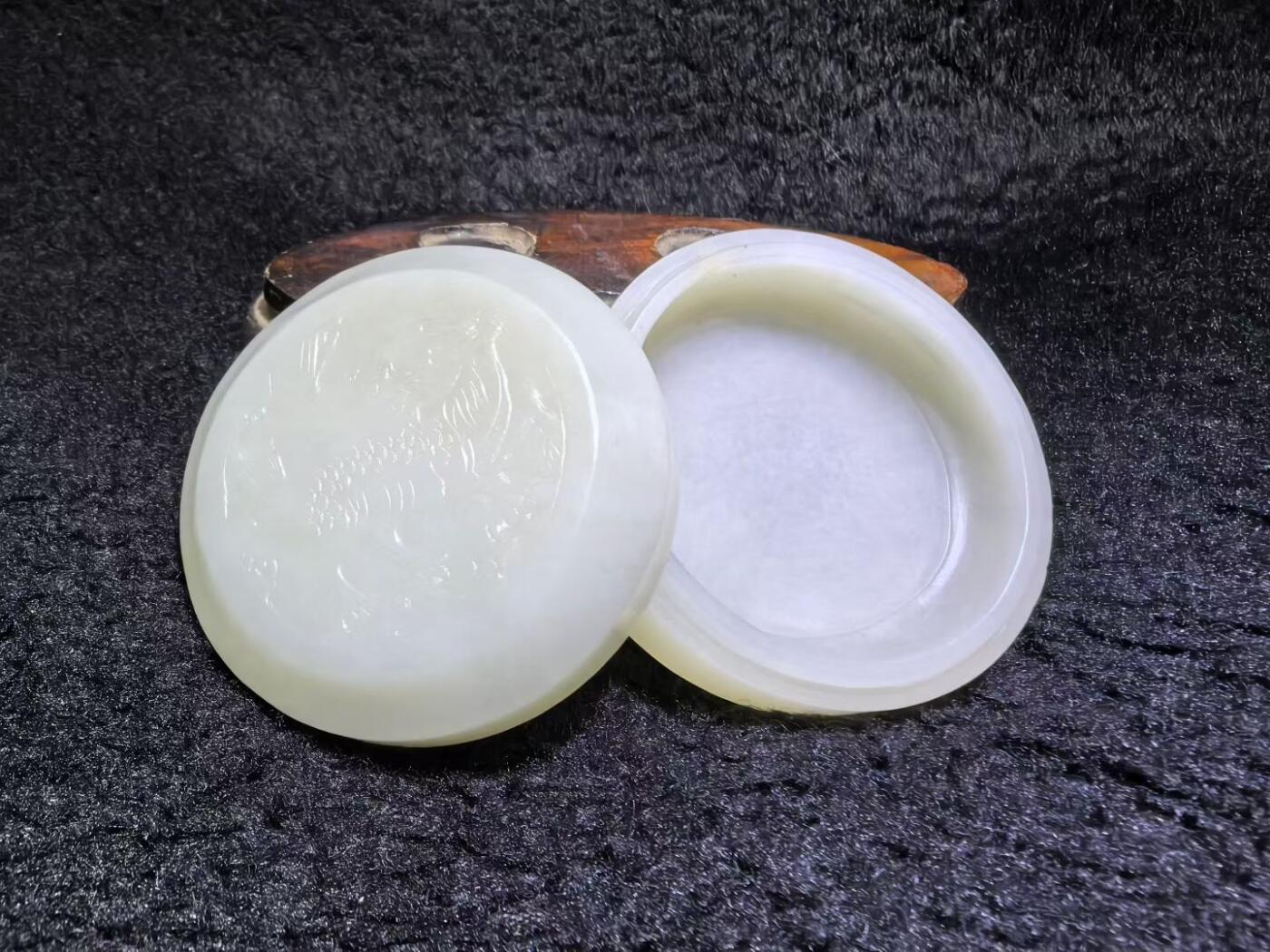 新疆和田白玉麒麟印泥盒摆件伴手礼男女款，玉质细腻结构致密，手感温润油糯十足。尺寸：5.5cm*2.2cm克重：69.6g