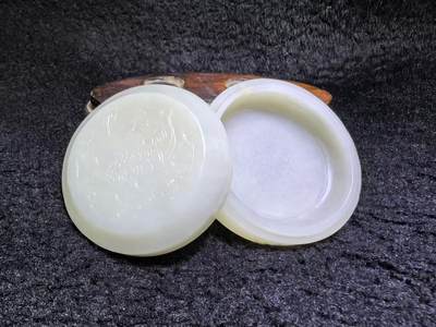 新疆和田白玉麒麟印泥盒摆件伴手礼男女款，玉质细腻结构致密，手感温润油糯十足。尺寸：5.5cm*2.2cm克重：69.6g