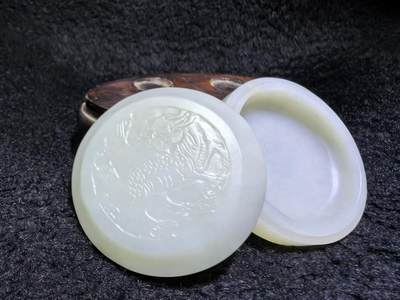 新疆和田白玉麒麟印泥盒摆件伴手礼男女款，玉质细腻结构致密，手感温润油糯十足。尺寸：5.5cm*2.2cm克重：69.6g