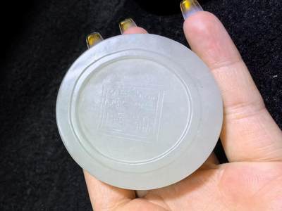 新疆和田白玉麒麟印泥盒摆件伴手礼男女款，玉质细腻结构致密，手感温润油糯十足。尺寸：5.5cm*2.2cm克重：69.6g