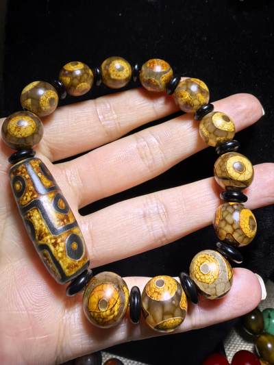 老三眼天珠手串搭配九眼天珠顶珠，手串佛珠男女款，已玉化包浆。手串尺寸：1.2cm顶珠尺寸：3.5cm*1.2cm