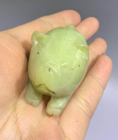 创汇时期新疆和田黄玉福猪手把件一对，纯手工雕刻，可见手工雕刻痕迹。包浆浑厚。未打孔尺寸:长4.5cm*高3.1cm宽2.6cm克重:83.3g
