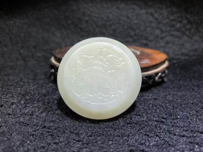 新疆和田白玉麒麟印泥盒摆件伴手礼男女款，玉质细腻结构致密，手感温润油糯十足。尺寸：5.5cm*2.2cm克重：69.6g