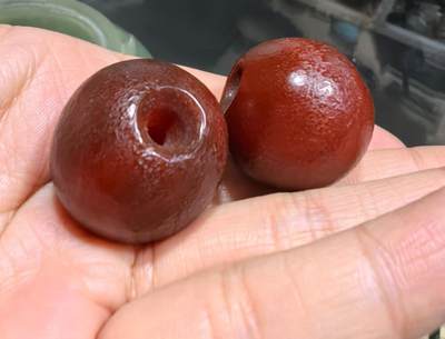 旧藏老玛瑙糖球一对，包浆浑厚，可见风化纹等，尺寸约为:2.5*2.4cm
