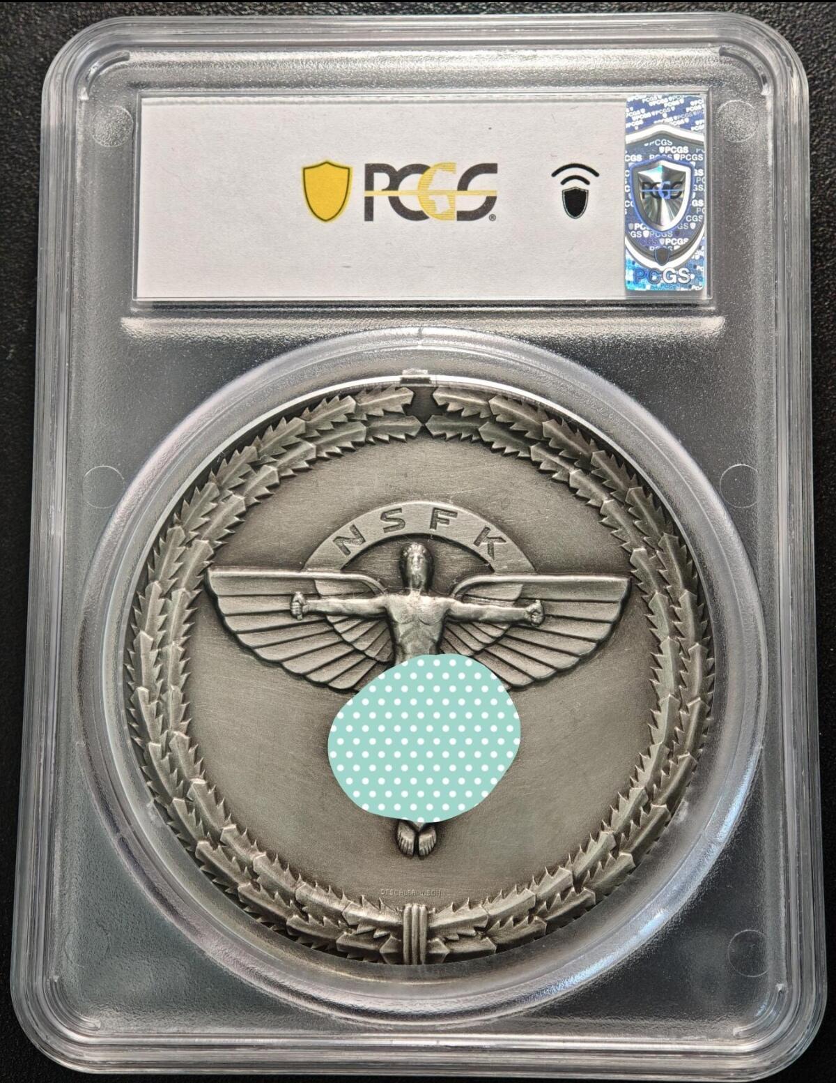 怎么感觉这哥们坏坏的，在笑