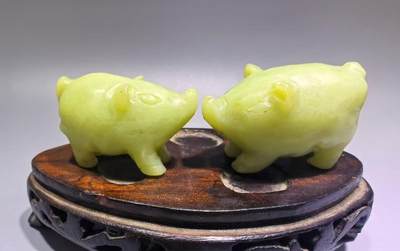 创汇时期新疆和田黄玉福猪手把件一对，纯手工雕刻，可见手工雕刻痕迹。包浆浑厚。未打孔尺寸:长4.5cm*高3.1cm宽2.6cm克重:83.3g