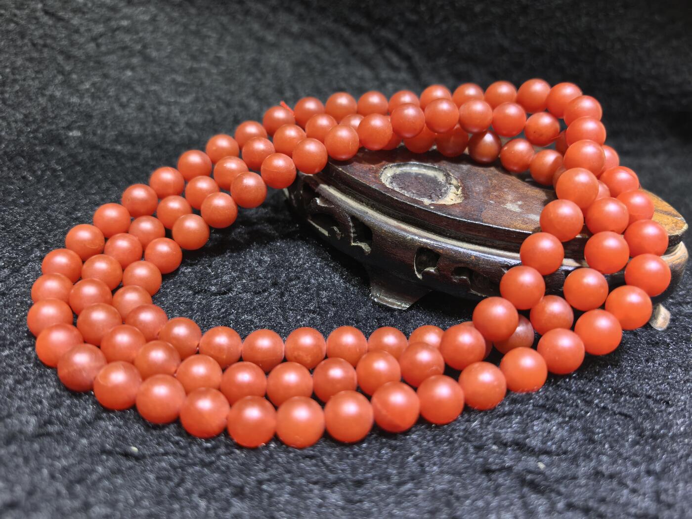 纯天然宝山磨砂面柿子红南红佛珠手串项链男女款，红红火火，中国红，个别珠体内部微天然石纹，属于宝山南红特性介意勿扰。手捻即出油。尺寸：0.8cm克重：97g