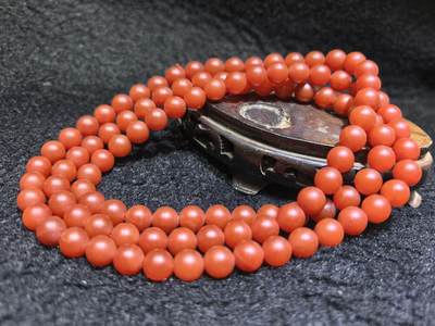 纯天然宝山磨砂面柿子红南红佛珠手串项链男女款，红红火火，中国红，个别珠体内部微天然石纹，属于宝山南红特性介意勿扰。手捻即出油。尺寸：0.8cm克重：97g