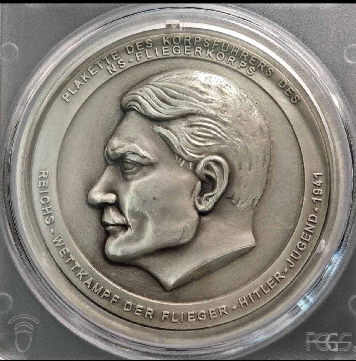 怎么感觉这哥们坏坏的，在笑