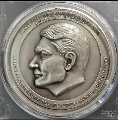 怎么感觉这哥们坏坏的，在笑