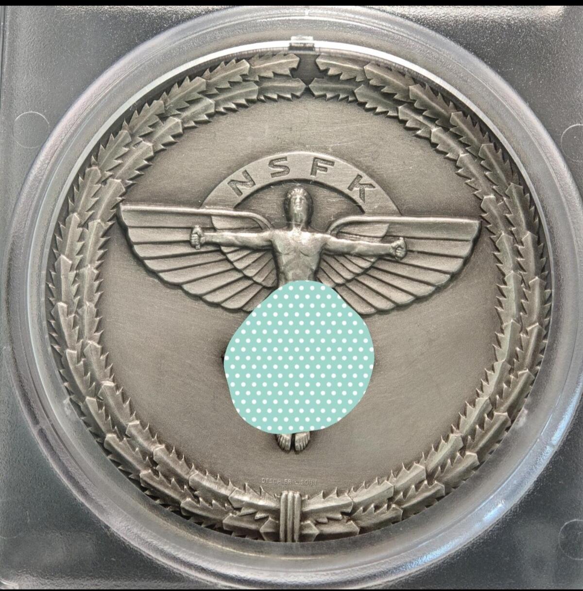 怎么感觉这哥们坏坏的，在笑