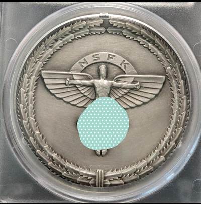 怎么感觉这哥们坏坏的，在笑