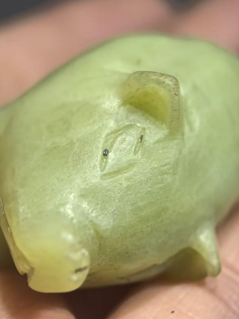 创汇时期新疆和田黄玉福猪手把件一对，纯手工雕刻，可见手工雕刻痕迹。包浆浑厚。未打孔尺寸:长4.5cm*高3.1cm宽2.6cm克重:83.3g