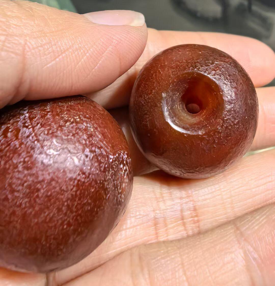 旧藏老玛瑙糖球一对，包浆浑厚，可见风化纹等，尺寸约为:2.5*2.4cm