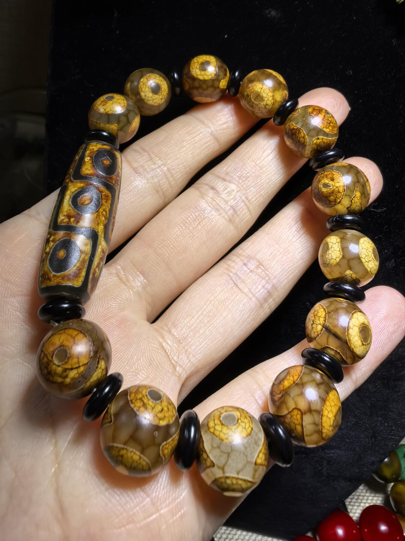 老三眼天珠手串搭配九眼天珠顶珠，手串佛珠男女款，已玉化包浆。手串尺寸：1.2cm顶珠尺寸：3.5cm*1.2cm