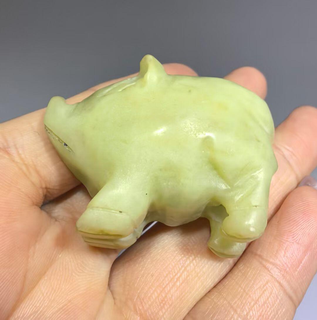 创汇时期新疆和田黄玉福猪手把件一对，纯手工雕刻，可见手工雕刻痕迹。包浆浑厚。未打孔尺寸:长4.5cm*高3.1cm宽2.6cm克重:83.3g