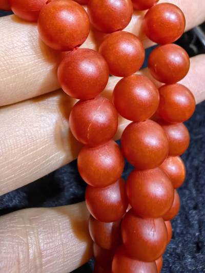 纯天然宝山磨砂面柿子红南红佛珠手串项链男女款，红红火火，中国红，个别珠体内部微天然石纹，属于宝山南红特性介意勿扰。手捻即出油。尺寸：0.8cm克重：97g