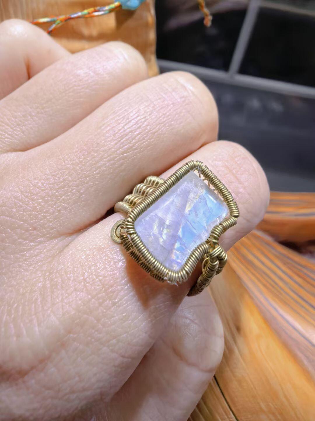 来自委内瑞拉国际友人手工绕丝工艺，月光石女款戒指，个性复古，指圈可调节！裸石尺寸:1.6*1.1cm