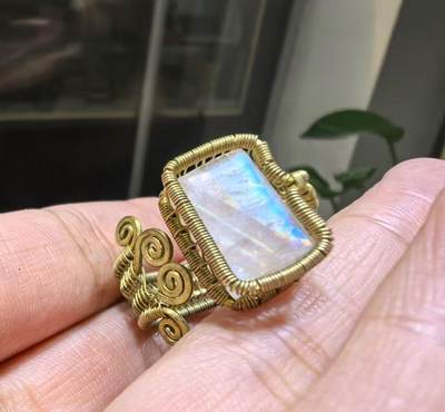 来自委内瑞拉国际友人手工绕丝工艺，月光石女款戒指，个性复古，指圈可调节！裸石尺寸:1.6*1.1cm