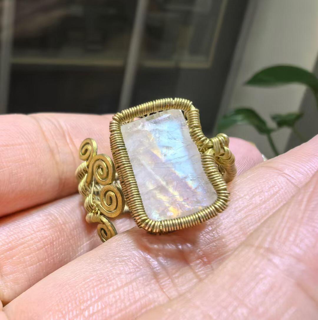 来自委内瑞拉国际友人手工绕丝工艺，月光石女款戒指，个性复古，指圈可调节！裸石尺寸:1.6*1.1cm