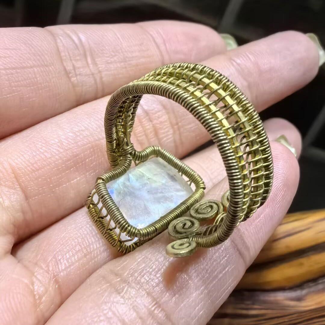 来自委内瑞拉国际友人手工绕丝工艺，月光石女款戒指，个性复古，指圈可调节！裸石尺寸:1.6*1.1cm