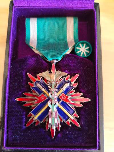 霓虹功五级金鵄章（白字版）